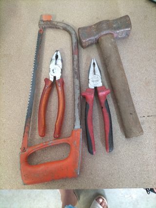Sierra,alicates y maceta de trabajo