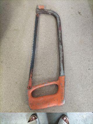 Sierra,alicates y maceta de trabajo