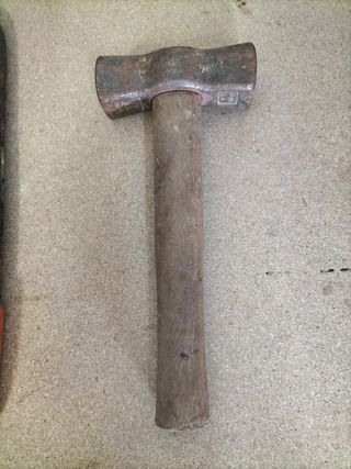 Sierra,alicates y maceta de trabajo