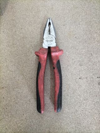 Sierra,alicates y maceta de trabajo