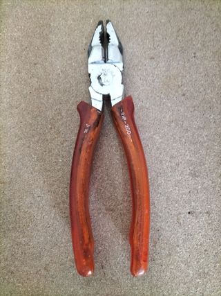 Sierra,alicates y maceta de trabajo