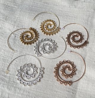 Lote x 3 pares de pendientes espiral loto hojas