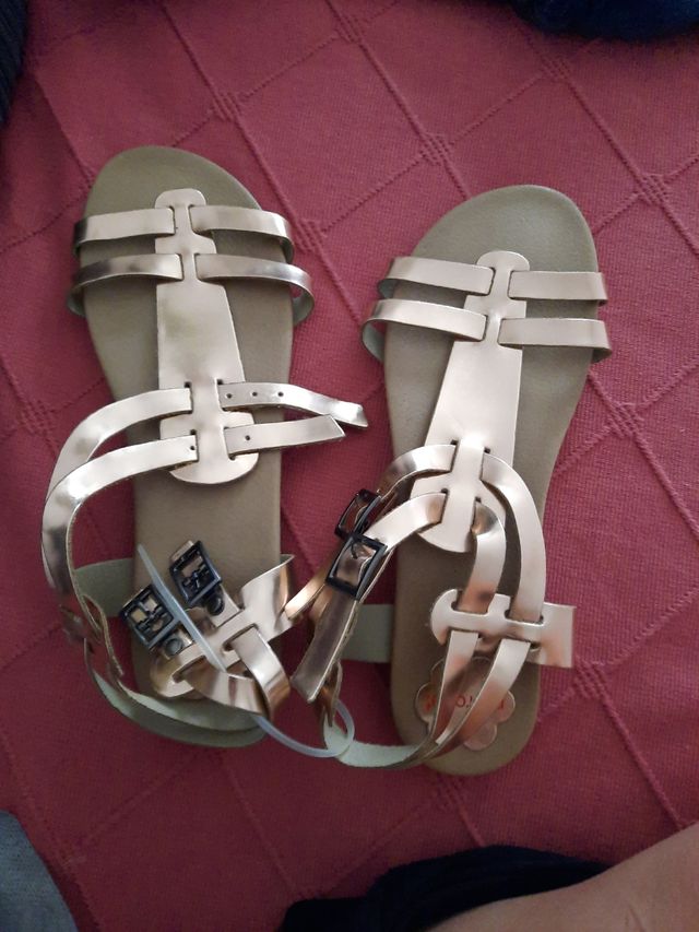 Sandalias de mujer sin estrenar. .