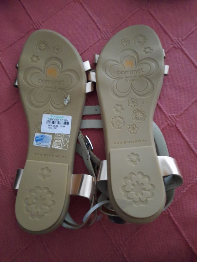 Sandalias de mujer sin estrenar. .