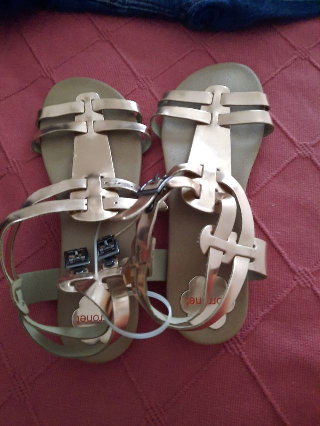 Sandalias de mujer sin estrenar. .