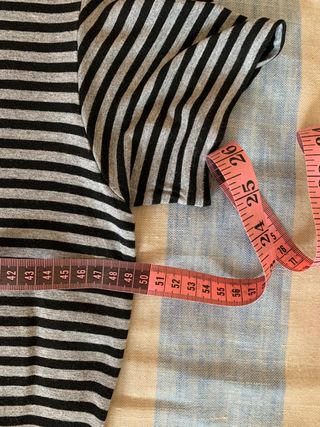 Camiseta de rayas, gris y negra, talla XL. Mango