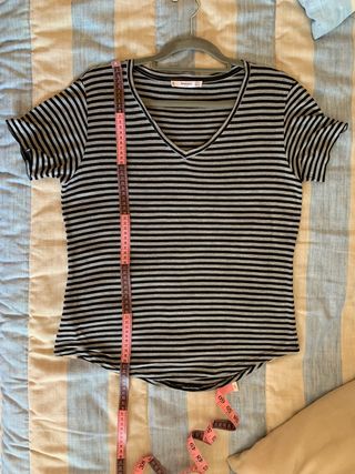 Camiseta de rayas, gris y negra, talla XL. Mango