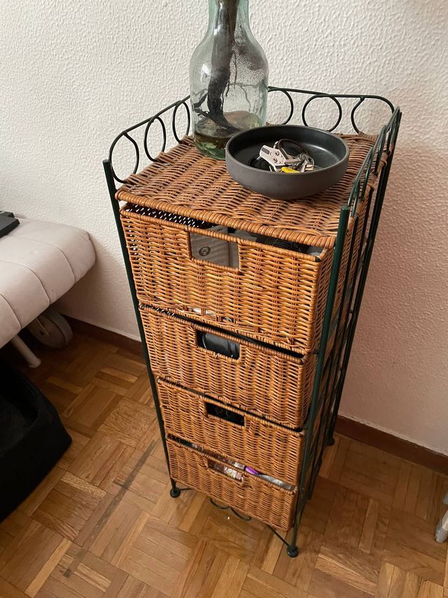Cajonera de cestos de mimbre