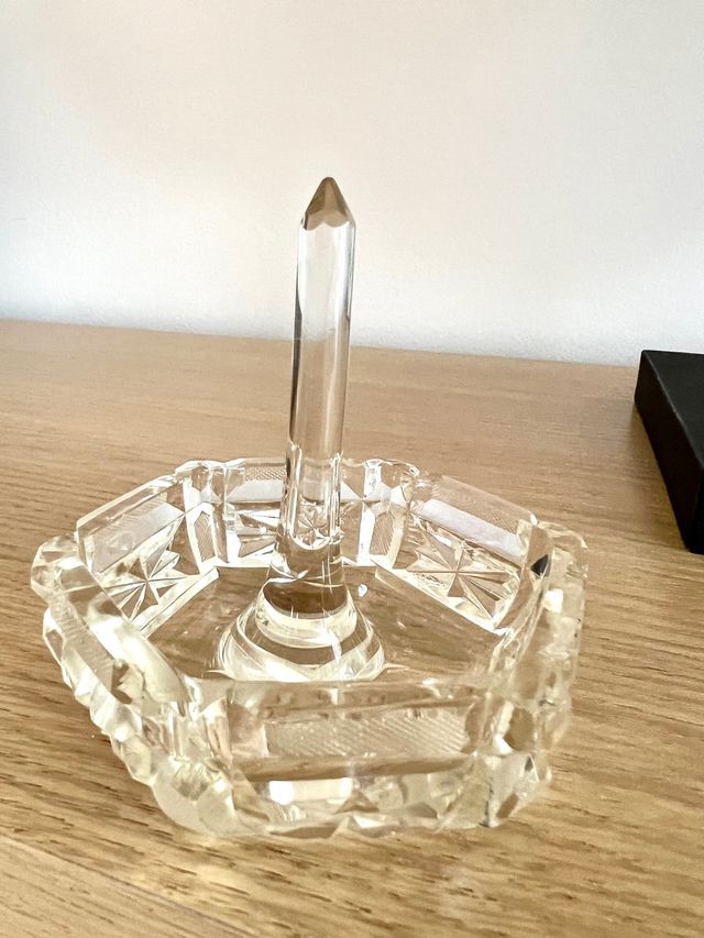 Cristal tallado antiguo para guardar anillos