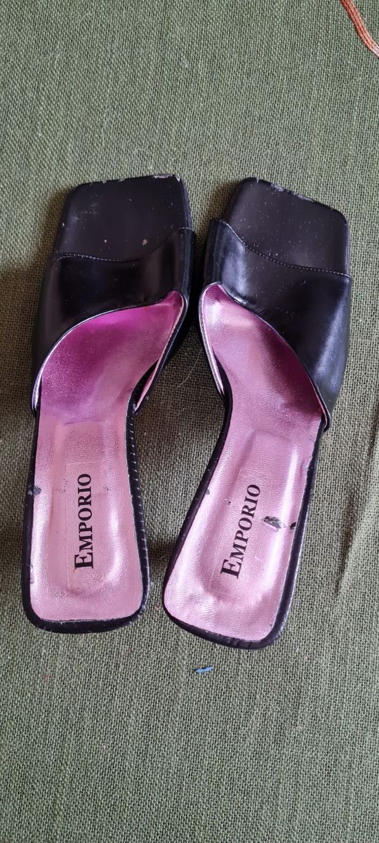 sandali con tacco aperti davanti colore nero