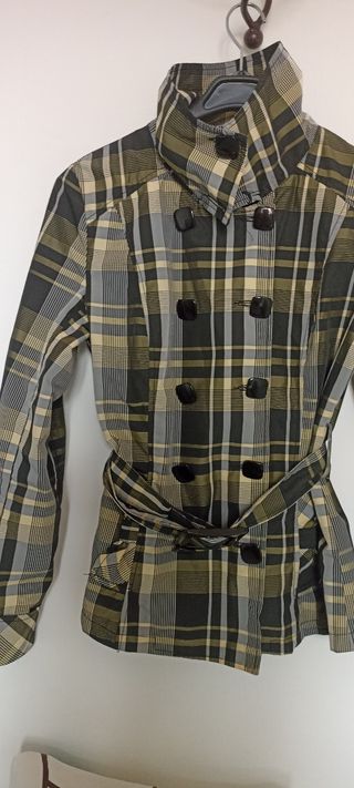 Gabardina corta de cuadros 