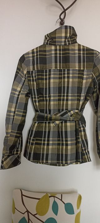 Gabardina corta de cuadros 