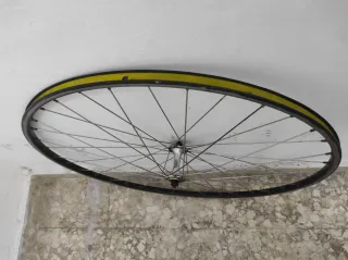 Rueda delantera bicicleta carretera