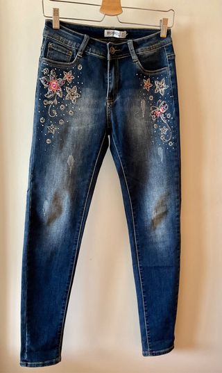 Pantalon vaquero con adornos