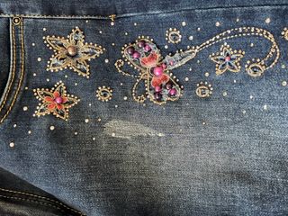 Pantalon vaquero con adornos