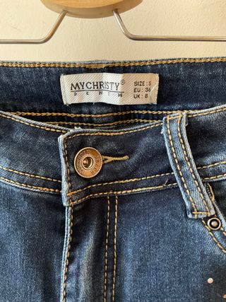 Pantalon vaquero con adornos