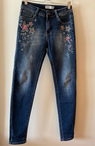 Pantalon vaquero con adornos