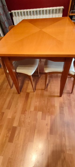 Mesa y 4 sillas de comedor