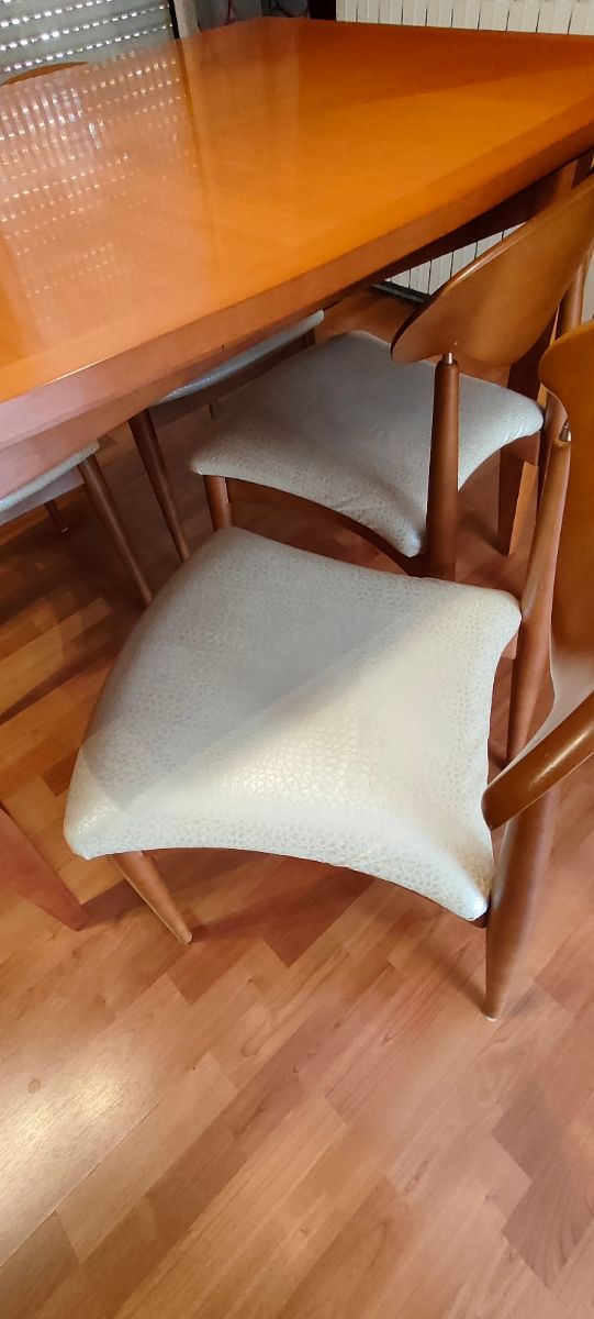 Mesa y 4 sillas de comedor