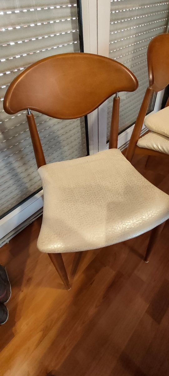 Mesa y 4 sillas de comedor