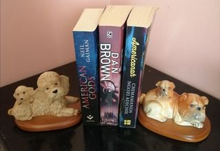 Sujeta libros estantería, de porcelana y madera.