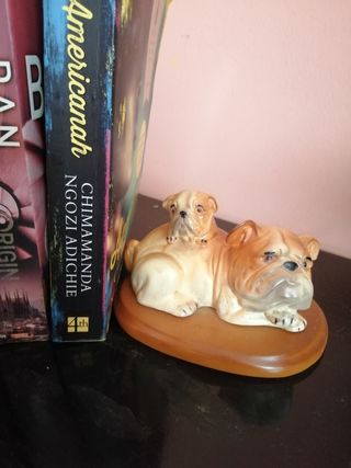 Sujeta libros estantería, de porcelana y madera.