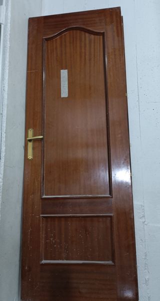Puertas con picaporte de latón dorado