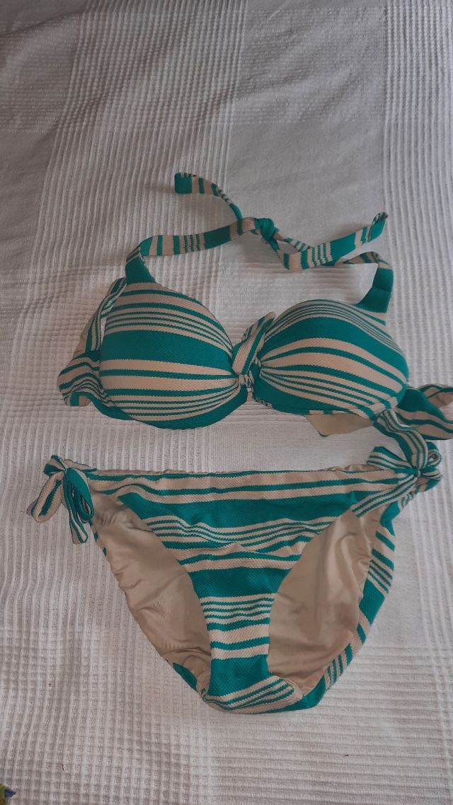 Bikini azul y blanco