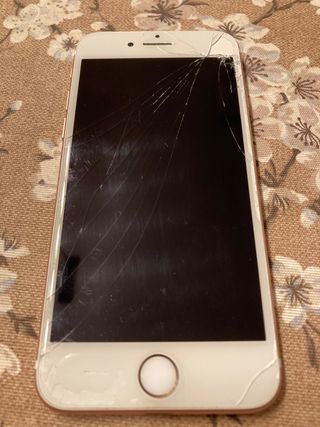 Apple iPhone 7 32 GB con pantalla rota y caja.