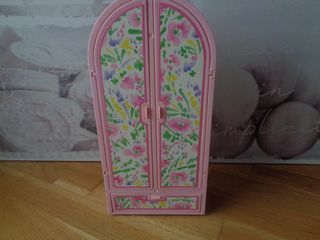 Barbie armario y televisión 2 en 1