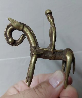 Jinete a caballo KOTOKO contra la locura