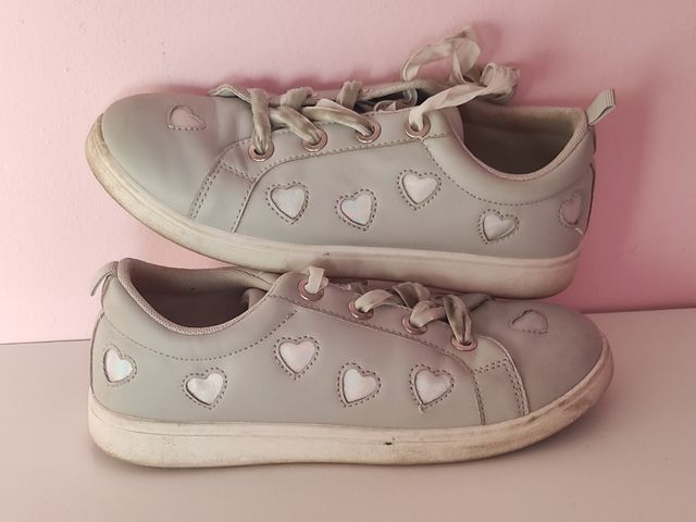 Zapatillas Deportiva Niña N"36 Color: Gris corazón