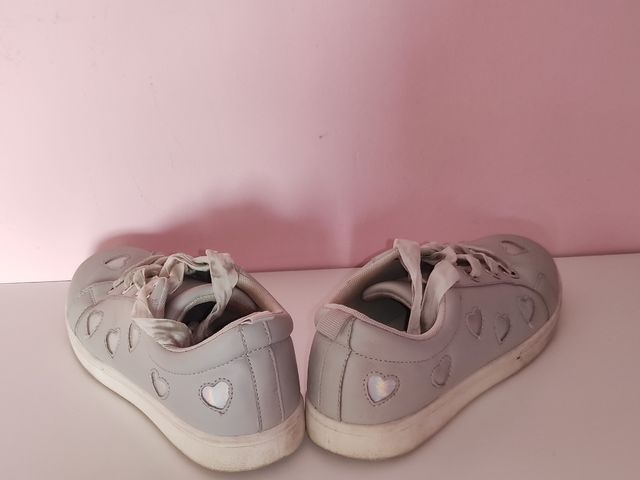 Zapatillas Deportiva Niña N"36 Color: Gris corazón