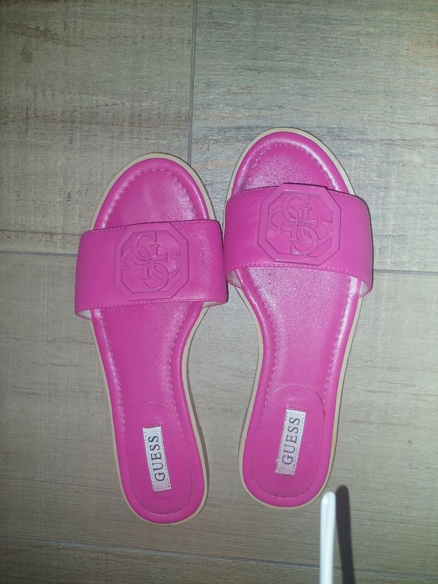 Sandalia rosa guess