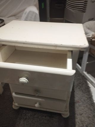 tavolo con gambe in metallo