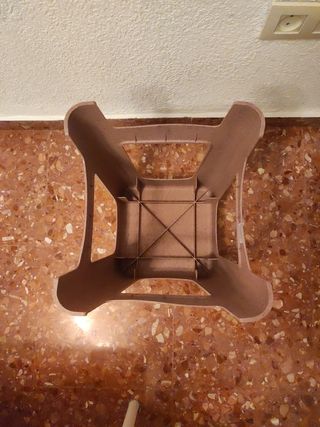 Taburete plástico diseño trenzado rosa