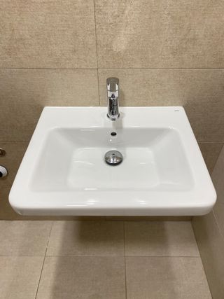 Lavabo con sifón y grifo Gala