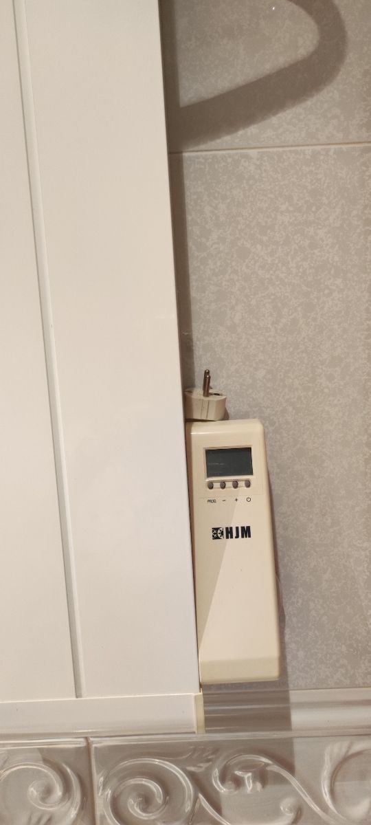 Radiador seca toallas con cronotermostato digital.