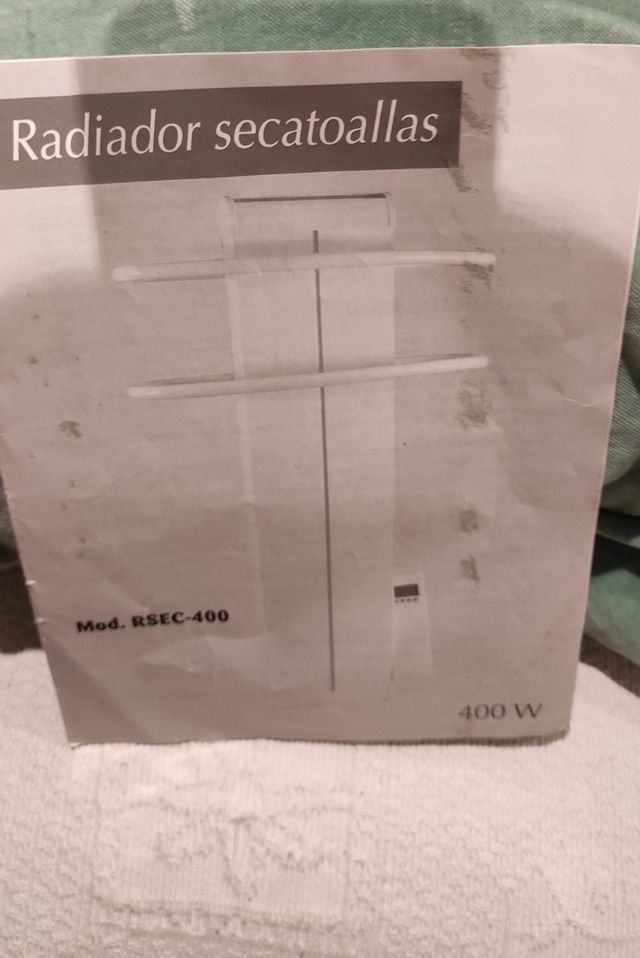 Radiador seca toallas con cronotermostato digital.