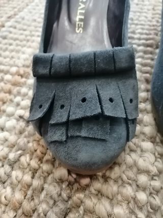 Zapato en ante azul marino de Pedro Miralles. 37,5