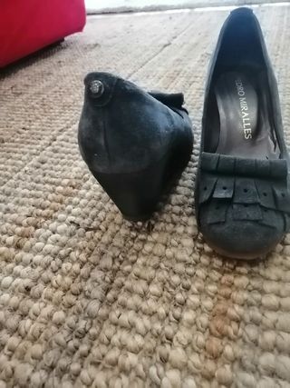 Zapato en ante azul marino de Pedro Miralles. 37,5