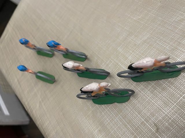 Lotto 9 ciclisti in miniatura di Cofalu