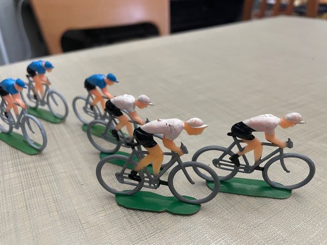 Lotto 9 ciclisti in miniatura di Cofalu