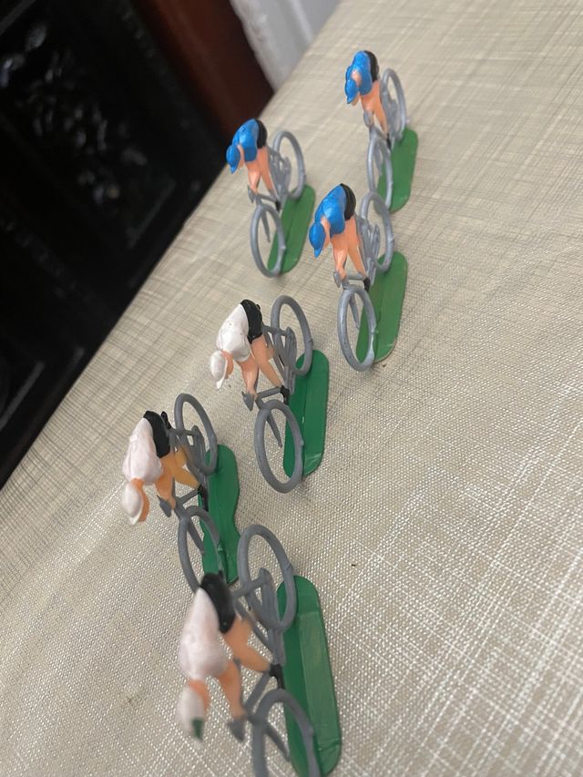 Lotto 9 ciclisti in miniatura di Cofalu