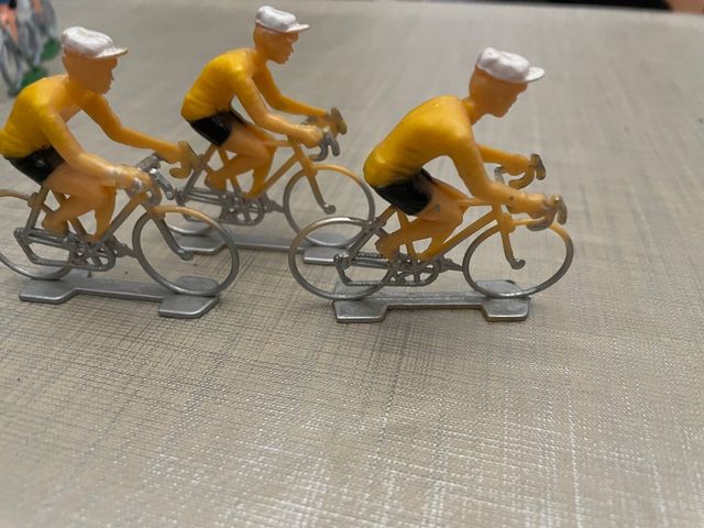 Lotto 9 ciclisti in miniatura di Cofalu