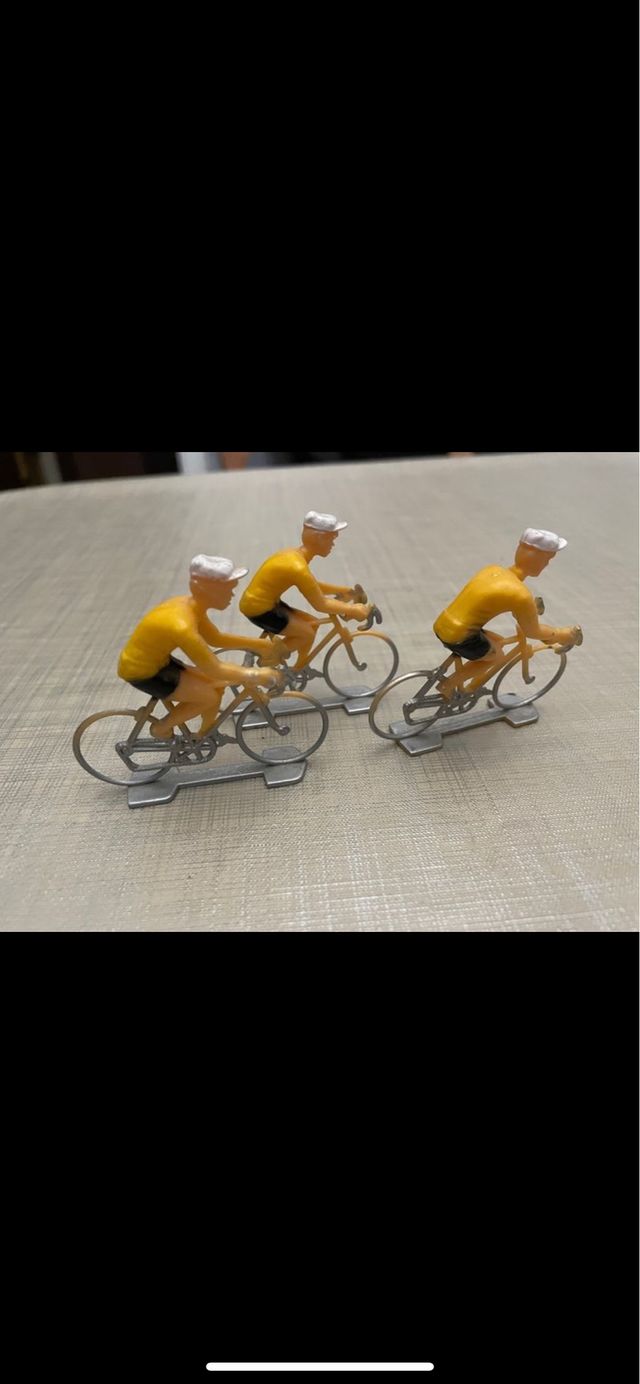 Lotto 9 ciclisti in miniatura di Cofalu