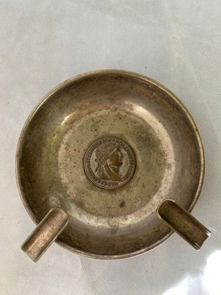 CENICERO ANTIGUO CON REPLICA MONEDA ROMANA