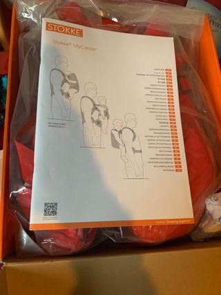 mochila portabebés Stokke roja