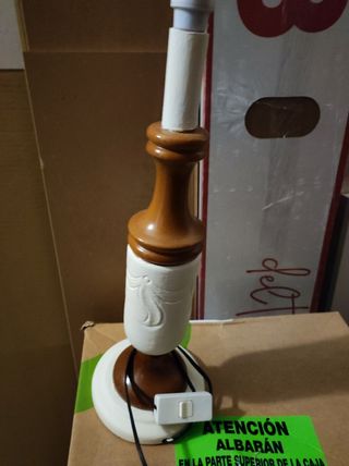 Pie de lámpara de mesita de madera