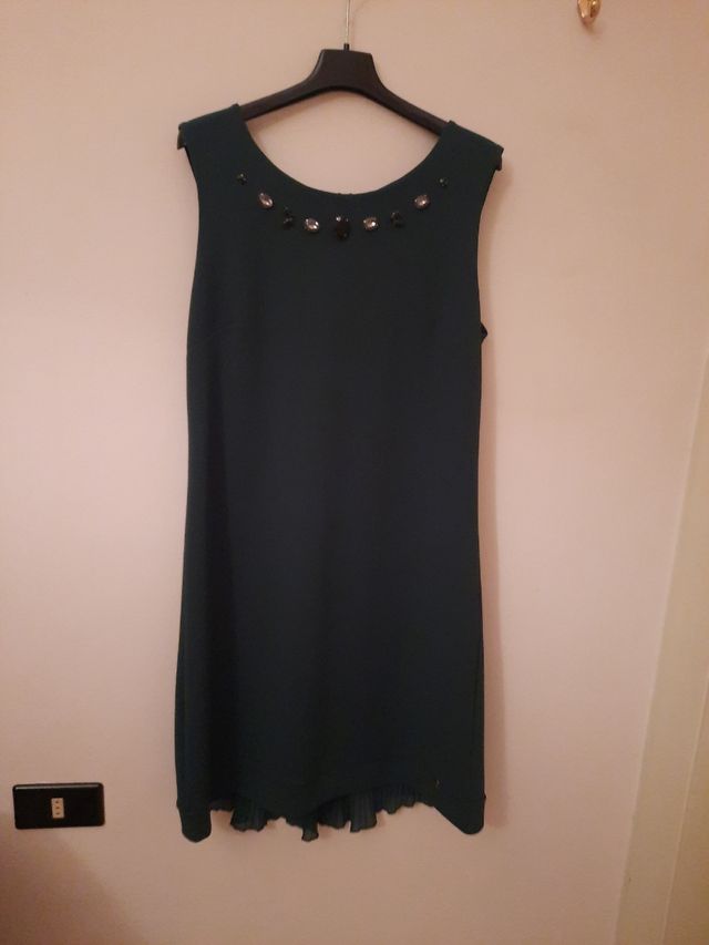 Abito verde con pietre